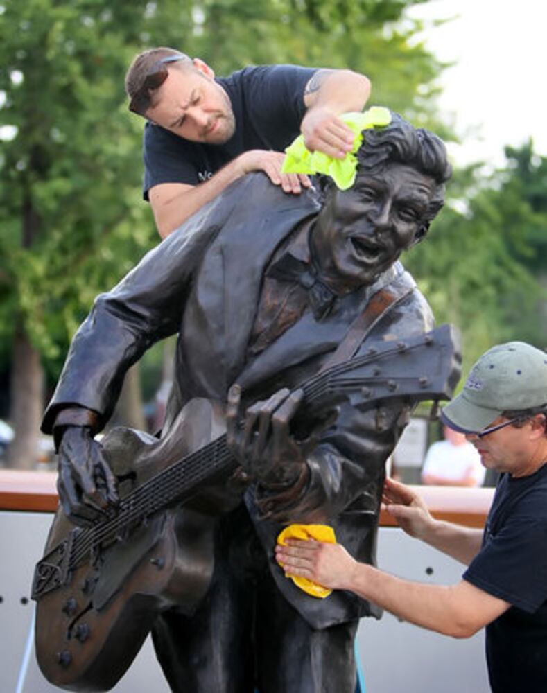 Chuck Berry statue unveiled in Missouri