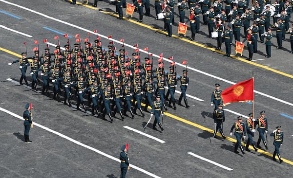 Le personnel militaire du Kirghizistan assistera au défilé militaire du Jour de la victoire le vendredi 9 mai 2025, lors de la célébration du 80e anniversaire de la victoire de l'Union soviétique sur l'Allemagne nazie pendant la Seconde Guerre mondiale à Moscou, en Russie. (Maxim Bogodvid / Agence hôte de photo Ria Novosti via AP)