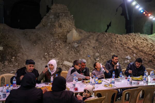 FILE.- Residents gather for the fast-breaking meal known as iftar, organized by the Turkish Humanitarian Relief Foundation (IHH), on the first day of Ramadan in the Jobar neighborhood, which was devastated by the Syrian war, in Damascus, Syria, on Saturday, March 1, 2025.(AP Photo/Ghaith Alsayed,File)