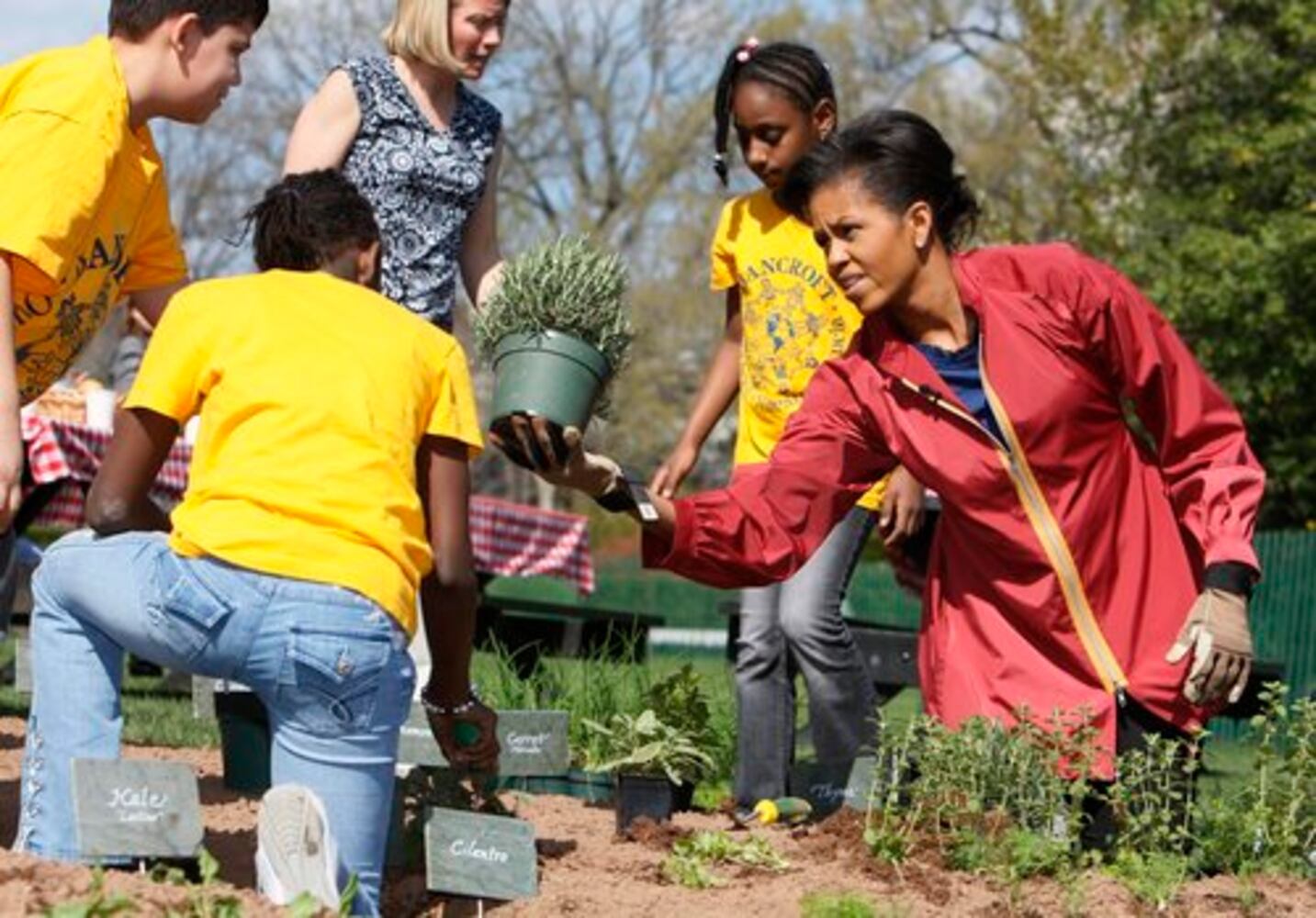 Michelle Obama, schoolchildren start White House garden