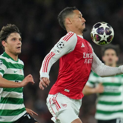 Arsenal's William Saliba, front, and Sporting's Eduardo Quaresma pfp during the UEFA Champions League second leg quarterfinal soccer match between Arsenal and Sporting in London, England, Wednesday, April 15, 2026. (AP Photo/Kin Cheung)
