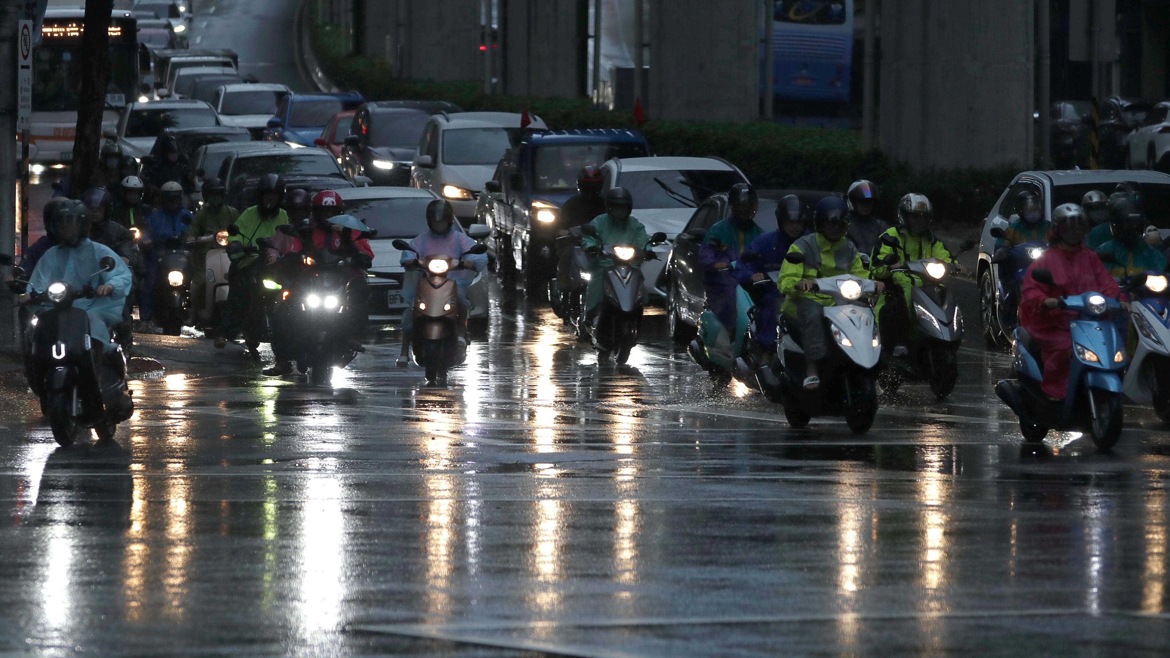 Vehicles drive in the rain caused by typhoon Ragasa in Taipei, Taiwan Tuesday, Sept. 23, 2025,. (AP Photo/Chiang Ying-ying)