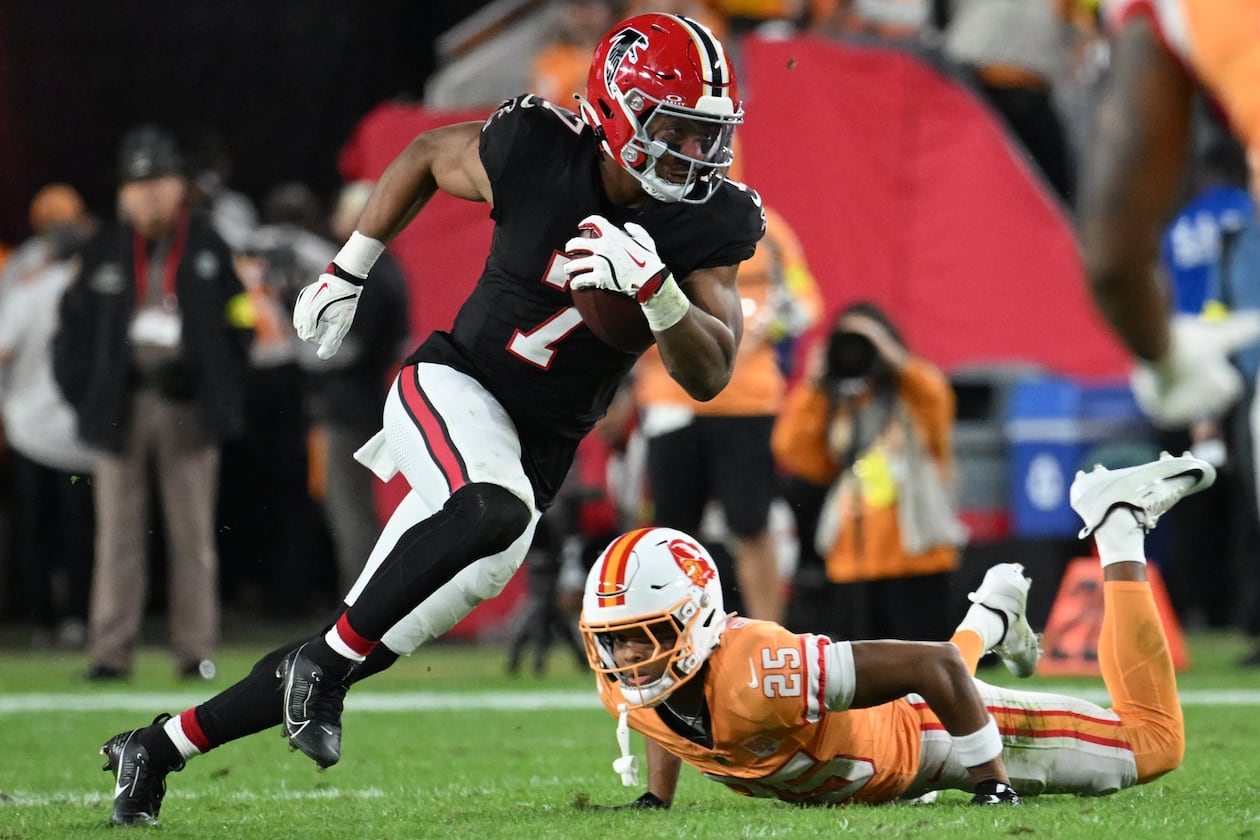 Atlanta Falcons running back Bijan Robinson carries the ball past Tampa Bay Buccaneers cornerback Jacob Parrish during the first half of Thursday's game. (Jason Behnken/AP)