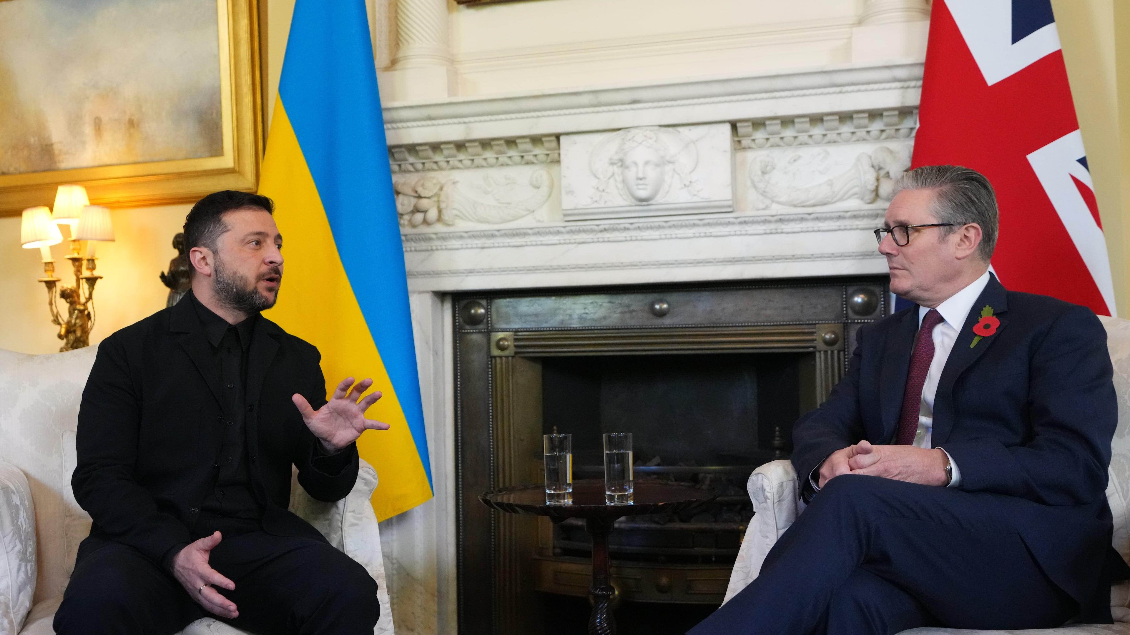 Britain's Prime Minister Keir Starmer welcomes Ukraine's President Volodymyr Zelenskyy to 10 Downing Street in London, Friday, Oct. 24, 2025 for bilateral talks and a later meeting of the so-called "coalition of the willing".(AP Photo/Kirsty Wigglesworth, Pool)