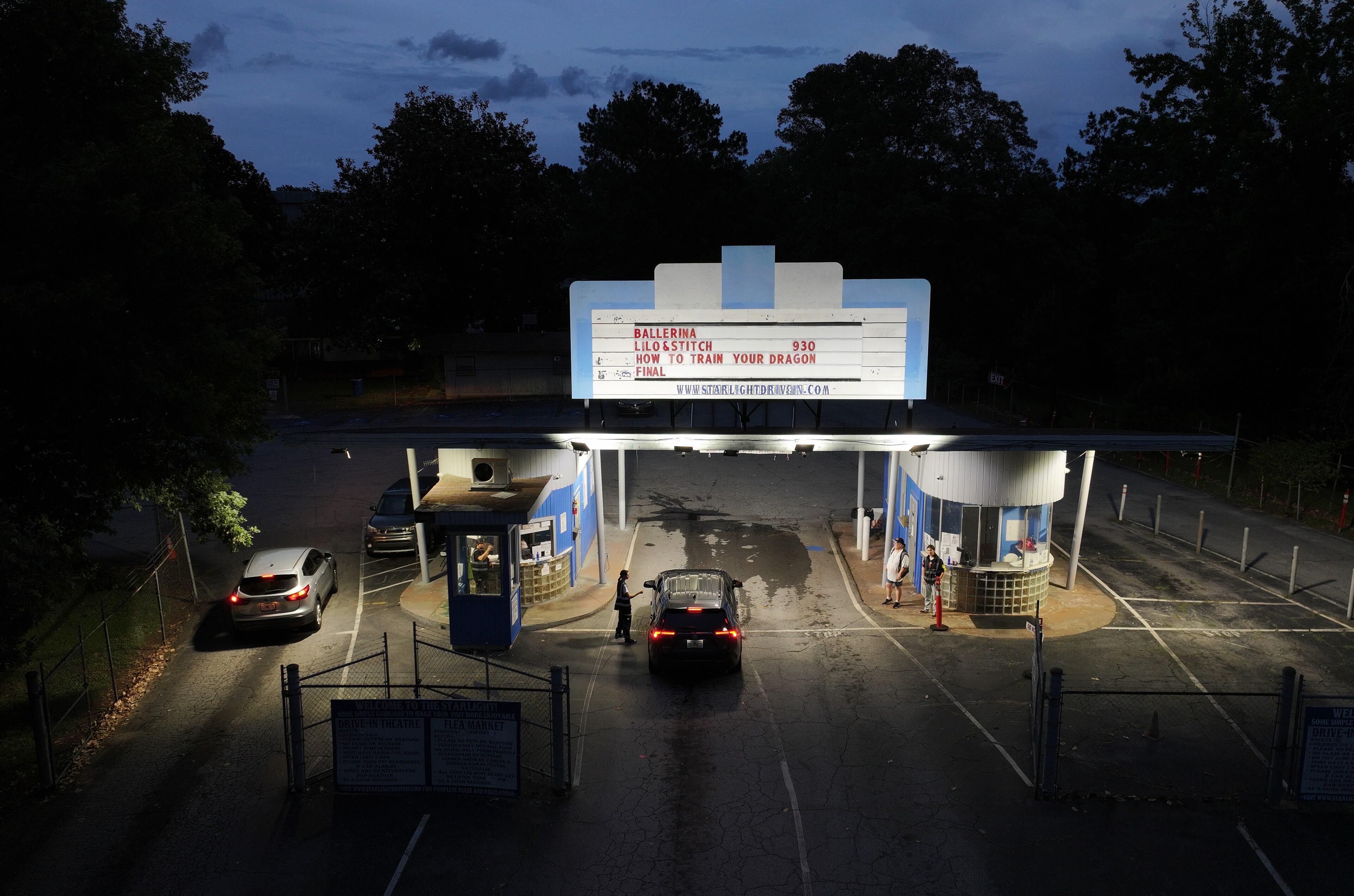 Movie-goers arrive at Starlight Drive-In Theatre as it gets dark, Friday, June 13, 2025, in Atlanta. (Hyosub Shin / AJC)