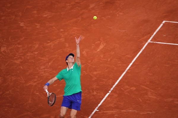 Italy's Jannik Sinner serves against Serbia's Novak Djokovic during their semifinal match of the French Tennis Open at the Roland-Garros stadium in Paris, Friday, June 6, 2025. (AP Photo/Lindsey Wasson)