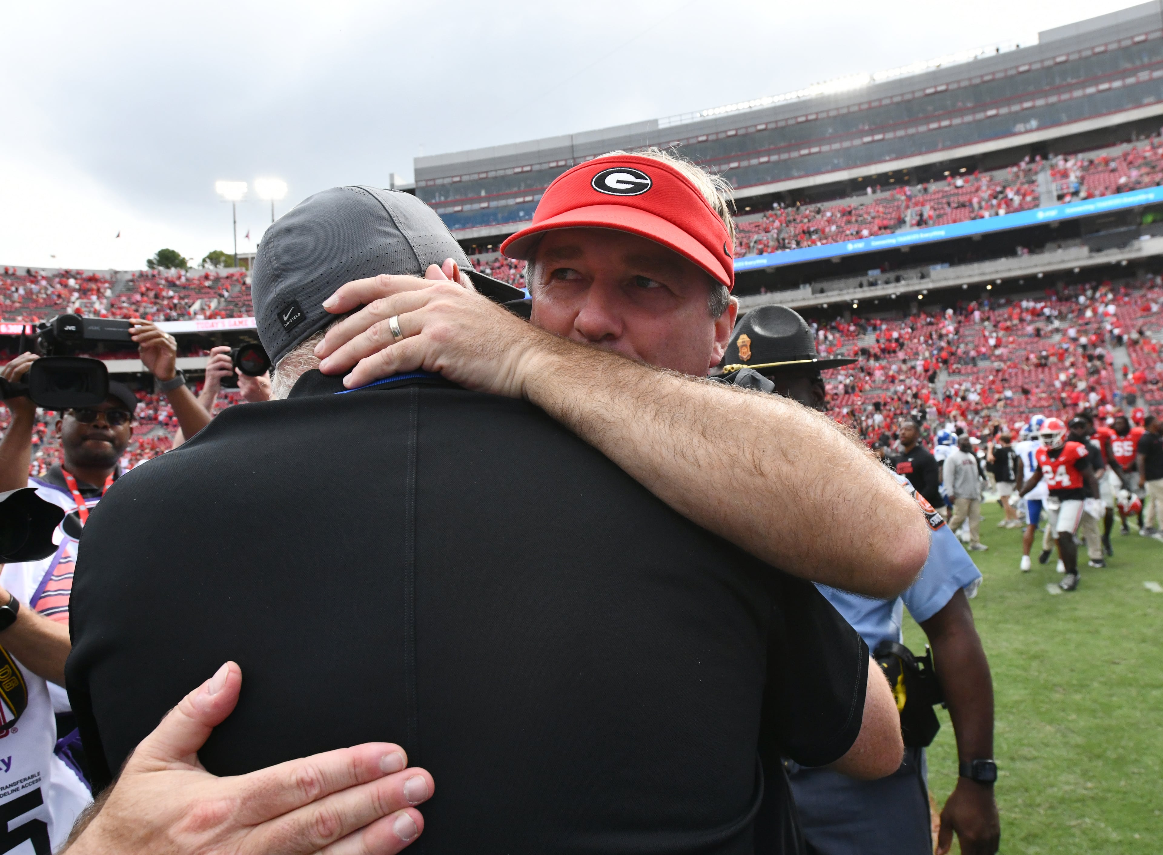 Georgia head coach Kirby Smart and Kentucky head coach Mark Stoops shake hands after Georgia beat Kentucky during a NCAA college football game at Sanford Stadium, Saturday, October 4, 2025, in Athens. Georgia won 35 -14 over Kentucky. (Hyosub Shin / AJC)