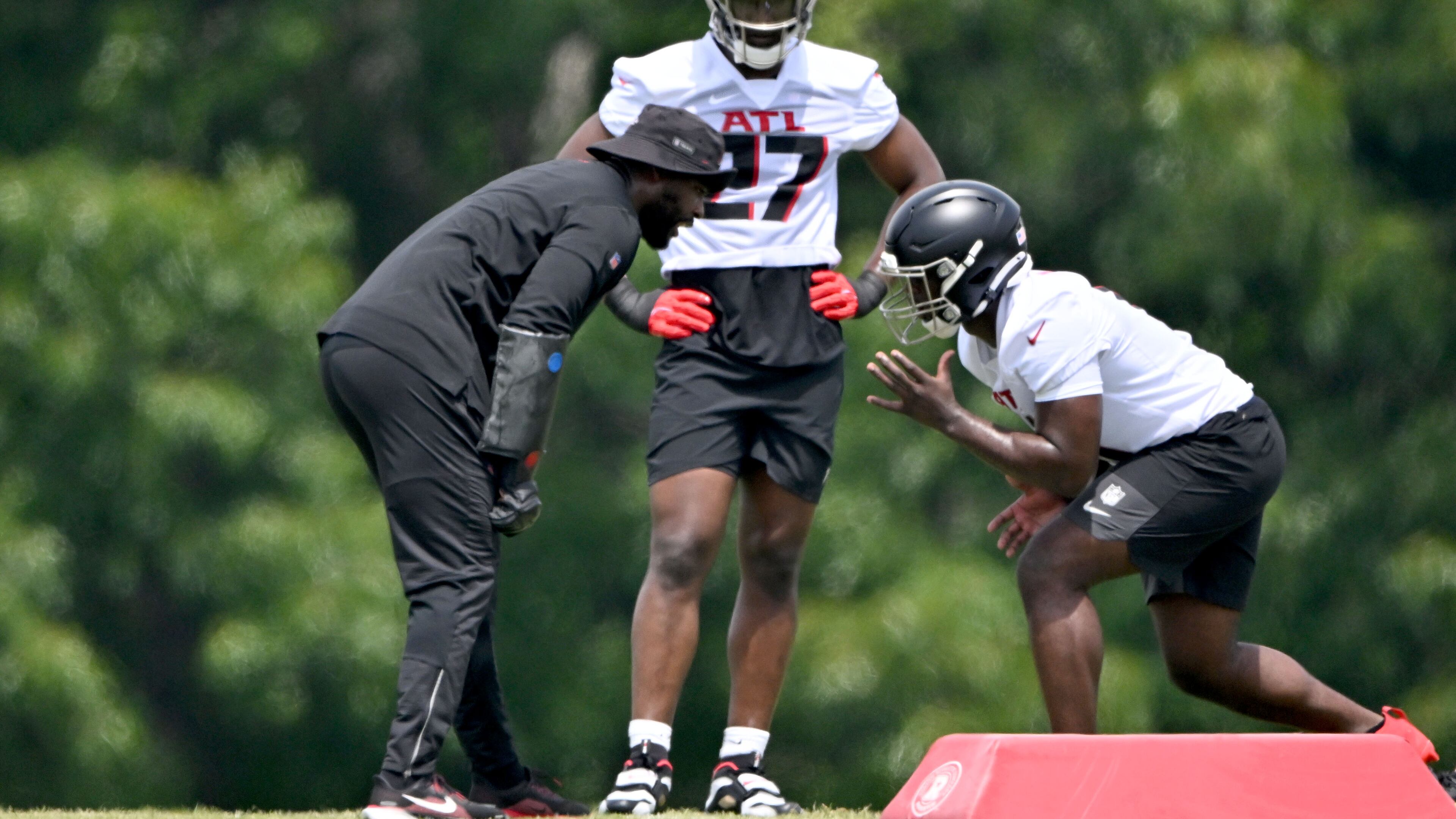 Atlanta Falcons edge rusher Jalon Walker (11) runs a drill as James Pearce Jr. (27) looks during the Atlanta Falcons Rookie Minicamp at the Atlanta Falcons Training Camp, Friday, May 9, 2025, in Flowery Branch. (Hyosub Shin/AJC)
