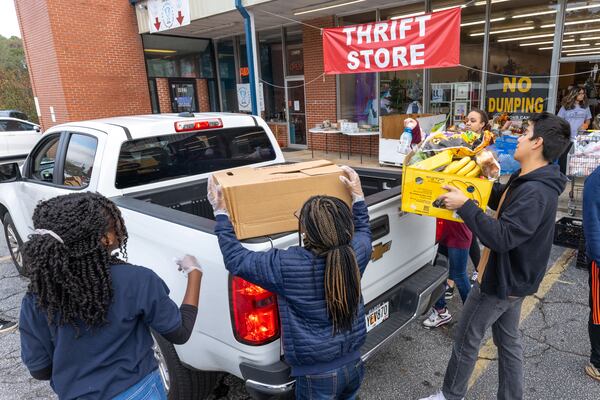 Volunteers load food into a truck during the Reflections of Trinity weekly food distribution in Powder Springs on Saturday, Nov. 12, 2022. (Photo: Steve Schaefer / steve.schaefer@ajc.com)
