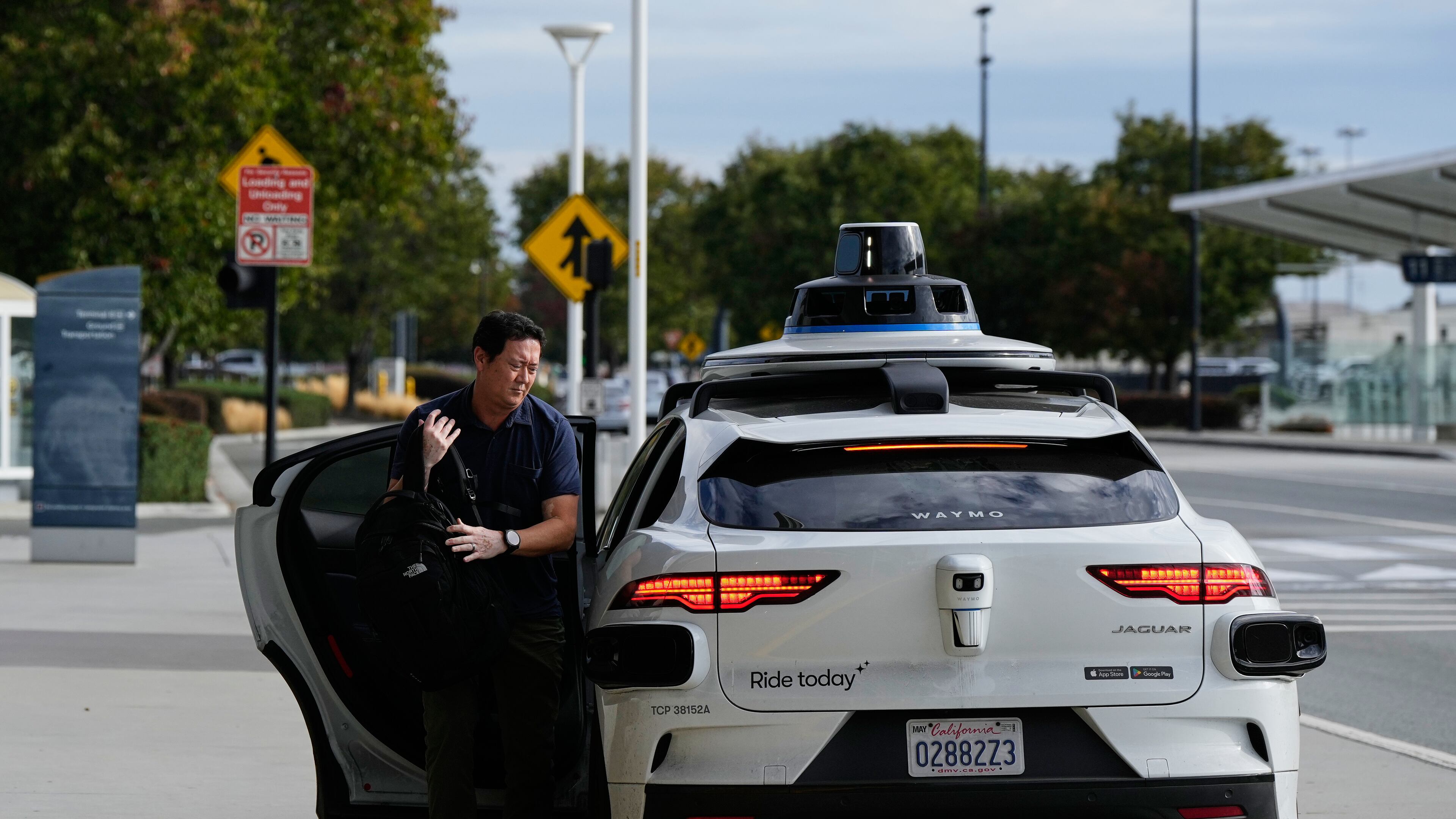 Dan Rowan exits a Waymo vehicle after arriving at San Jose Mineta International Airport, Wednesday, Nov. 12, 2025, in San Jose, Calif. (AP Photo/Godofredo A. Vásquez)