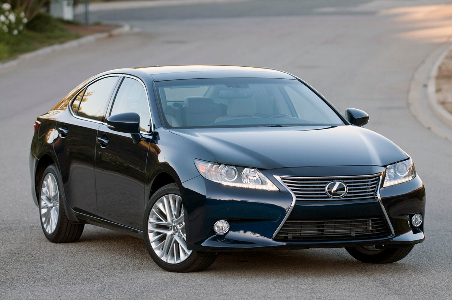 17 Lexus ES 350 25 mpg