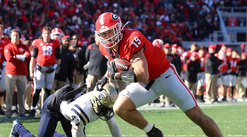 Georgia tight end Brock Bowers (19) makes a 4-yard touchdown reception past fallen Charleston Southern defensive back Kamron Smith during the first quarter at Sanford Stadium on Saturday, Nov. 20, 2021, in Athens, Georgia. (Curtis Compton/Atlanta Journal-Constitution/TNS)