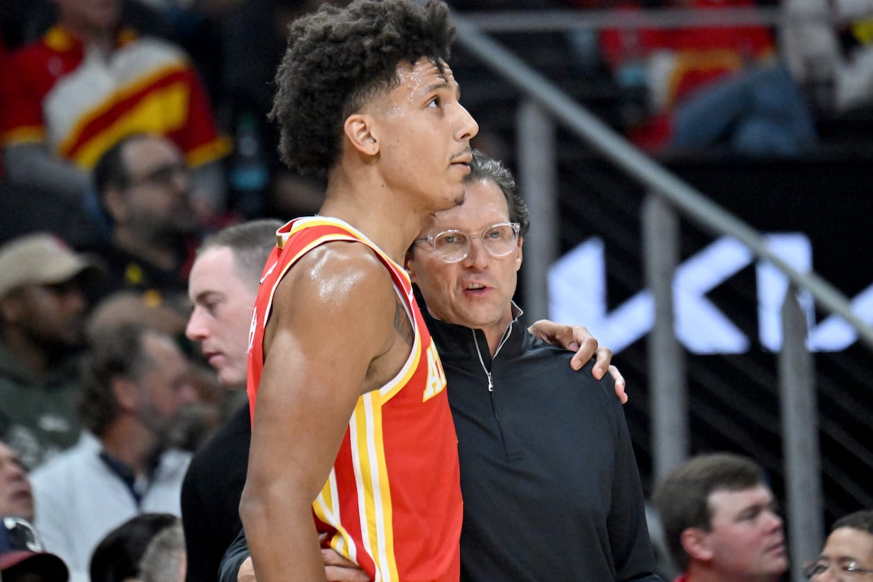 Atlanta Hawks Head Coach Quin Snyder confers with Atlanta Hawks forward Jalen Johnson (1) during the first half in the home opener at State Farm Arena, Thursday, October 22, 2025, in Atlanta. (Hyosub Shin / AJC)
