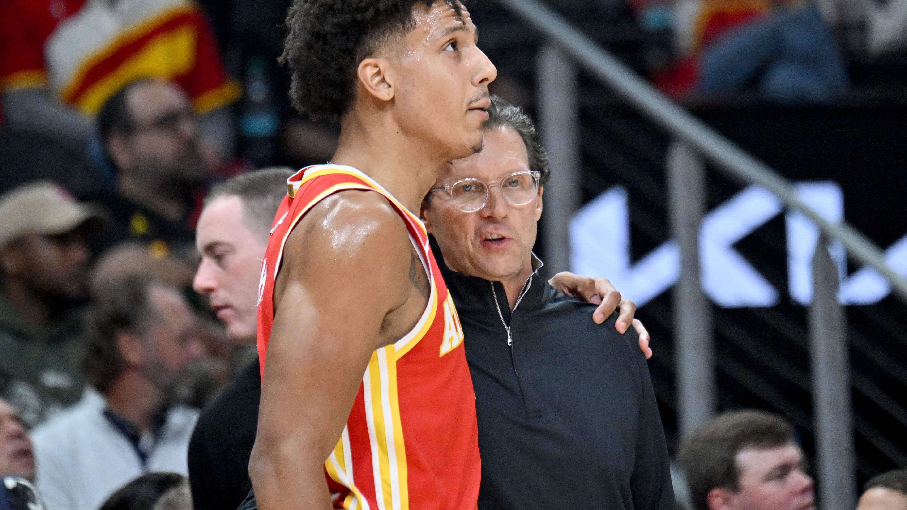 Atlanta Hawks Head Coach Quin Snyder confers with Atlanta Hawks forward Jalen Johnson (1) during the first half in the home opener at State Farm Arena, Thursday, October 22, 2025, in Atlanta. (Hyosub Shin / AJC)