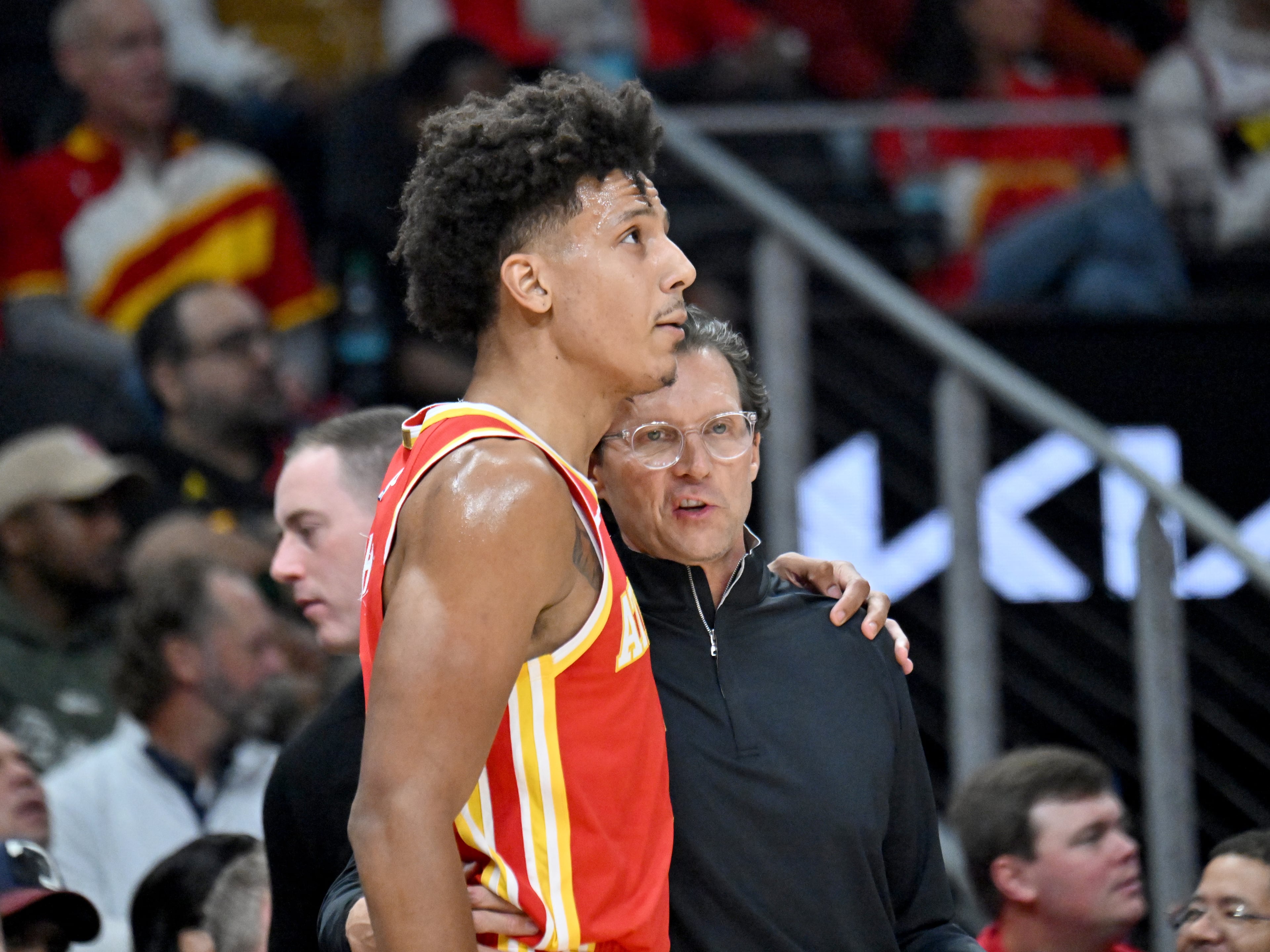 Atlanta Hawks Head Coach Quin Snyder confers with Atlanta Hawks forward Jalen Johnson (1) during the first half in the home opener at State Farm Arena, Thursday, October 22, 2025, in Atlanta. (Hyosub Shin / AJC)
