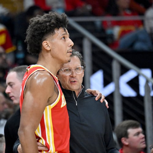 Atlanta Hawks Head Coach Quin Snyder confers with Atlanta Hawks forward Jalen Johnson (1) during the first half in the home opener at State Farm Arena, Thursday, October 22, 2025, in Atlanta. (Hyosub Shin / AJC)