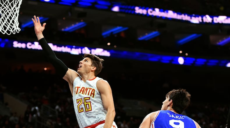 Atlanta Hawks’ Kyle Korver (26) drives to the basket past Philadelphia 76ers’ Dario Saric (9) during the first half of an NBA basketball game, Saturday, Oct. 29, 2016, in Philadelphia. (AP Photo/Michael Perez)