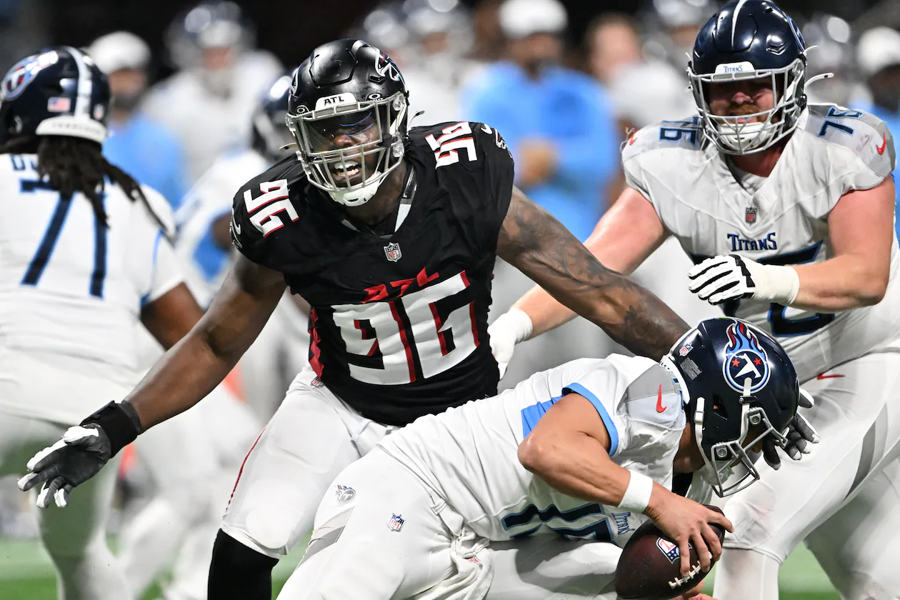 Atlanta Falcons defensive end Zach Harrison (center) pressures Tennessee Titans quarterback Trevor Siemian (15) during the second half of a preseason game at Mercedes-Benz Stadium, in Atlanta. (Hyosub Shin/AJC 2025)