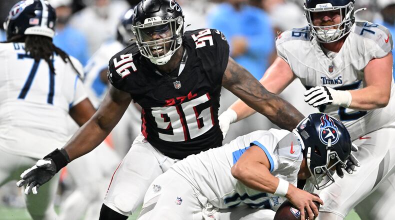 Atlanta Falcons defensive end Zach Harrison (center) pressures Tennessee Titans quarterback Trevor Siemian (15) during the second half of a preseason game at Mercedes-Benz Stadium, in Atlanta. (Hyosub Shin/AJC 2025)