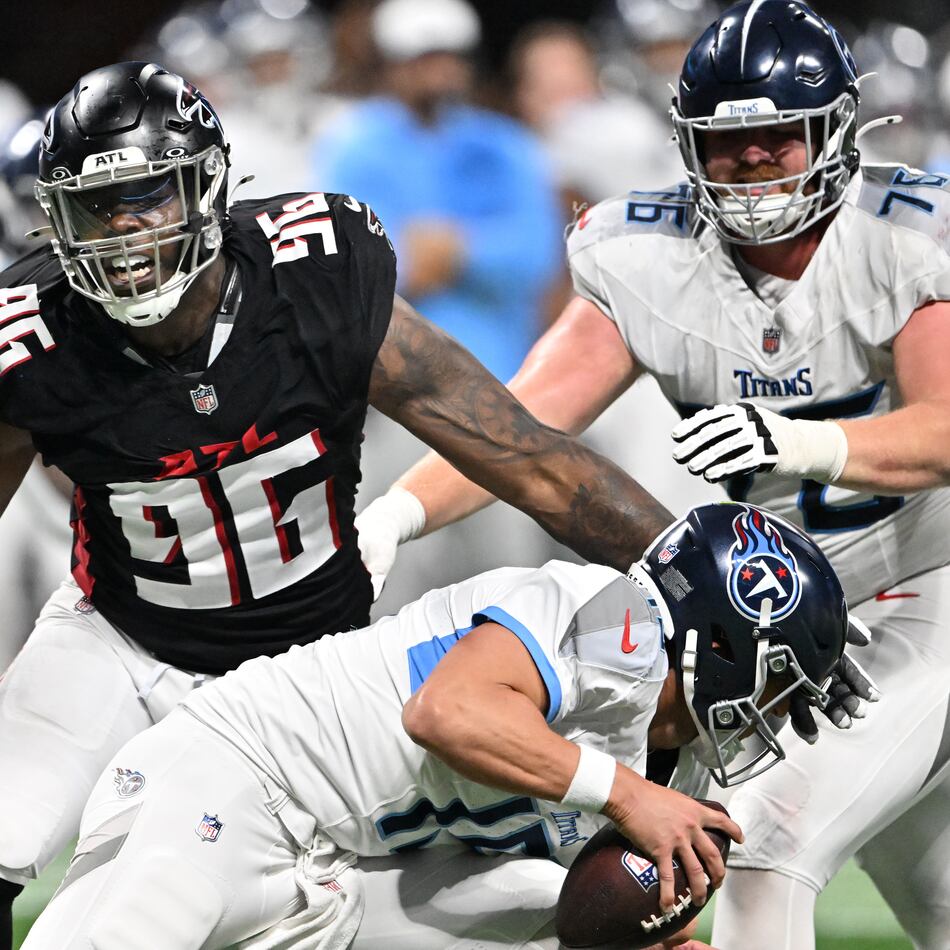 Atlanta Falcons defensive end Zach Harrison (center) pressures Tennessee Titans quarterback Trevor Siemian (15) during the second half of a preseason game at Mercedes-Benz Stadium, in Atlanta. (Hyosub Shin/AJC 2025)