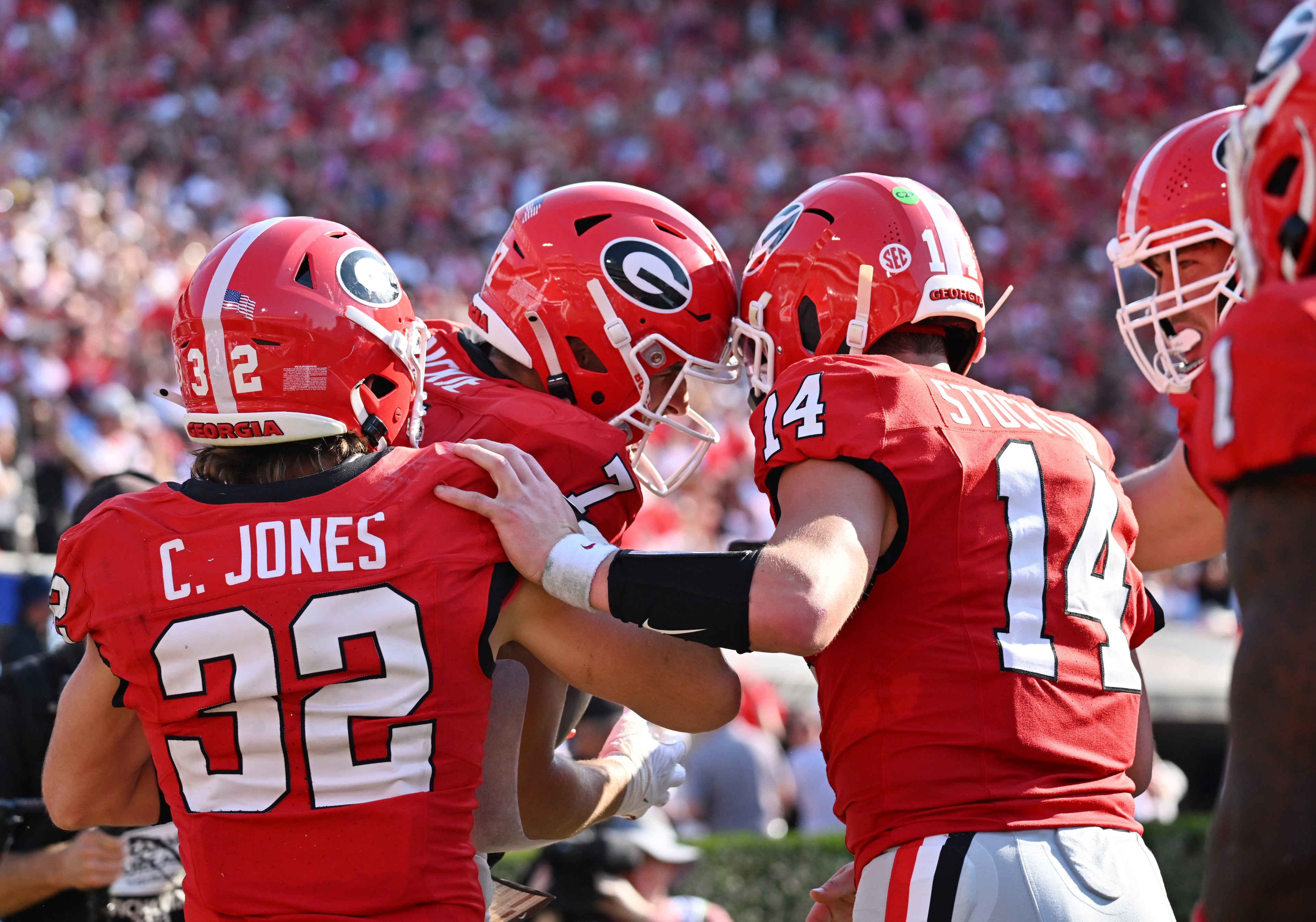 Georgia tight end Lawson Luckie (7) celebrates with Georgia quarterback Gunner Stockton (14) after scoring a touchdown catch during the first half in an NCAA football game at Sanford Stadium, Saturday, October 18, 2025, in Athens. (Hyosub Shin / AJC)