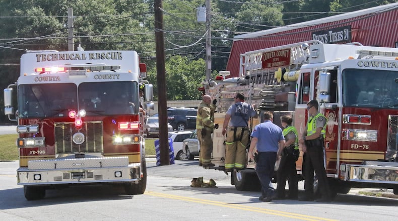 A Coweta County fire truck heads to the entrance to Bonnell Aluminum plant in Newnan after Wednesday morning’s explosion. BOB ANDRES / BANDRES@AJC.COM