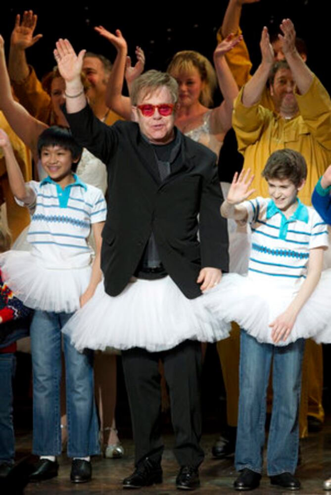 Elton John dons tutu for 'Billy Elliot' premiere