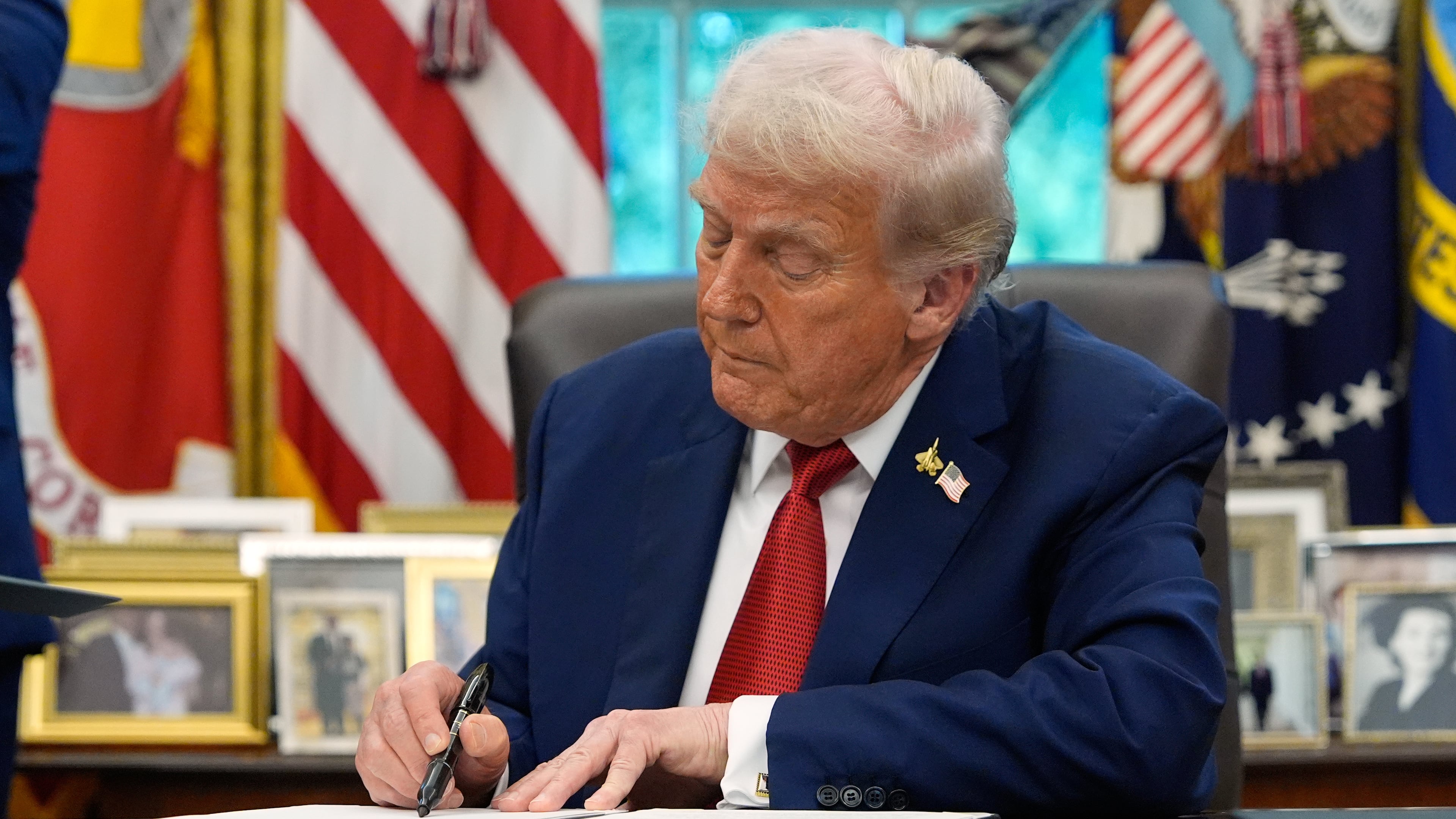 President Donald Trump signs a presidential memorandum on the death penalty in the District of Columbia in the Oval Office at the White House, Thursday, Sept. 25, 2025, in Washington. (AP Photo/Alex Brandon)