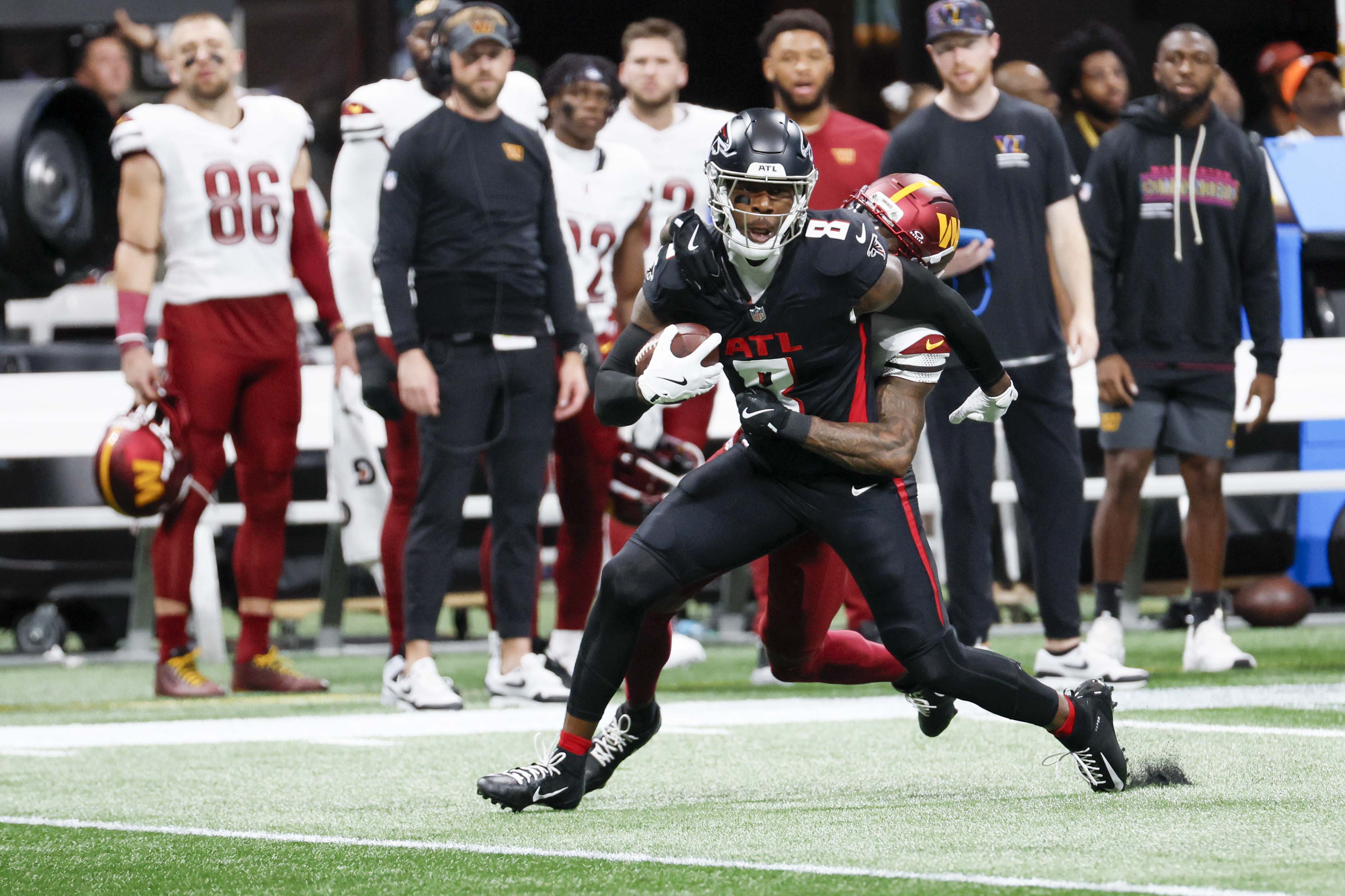 Atlanta Falcons tight end Kyle Pitts avoids a tackle after a catch during the first half of an NFL game against the Washington Commanders at Mercedes-Benz Stadium in Atlanta on Sunday, September 28, 2025. (Miguel Martinez/AJC)