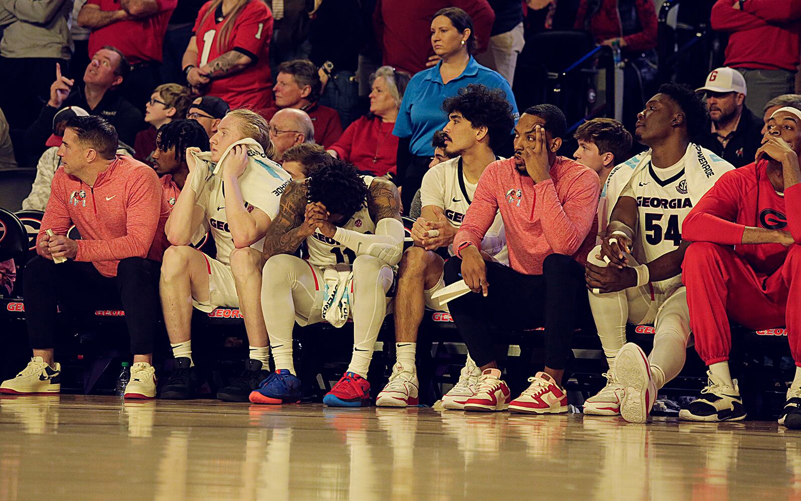 Georgia’s bench watches as the Tennessee Volunteers pull ahead. Nell Carroll for the AJC