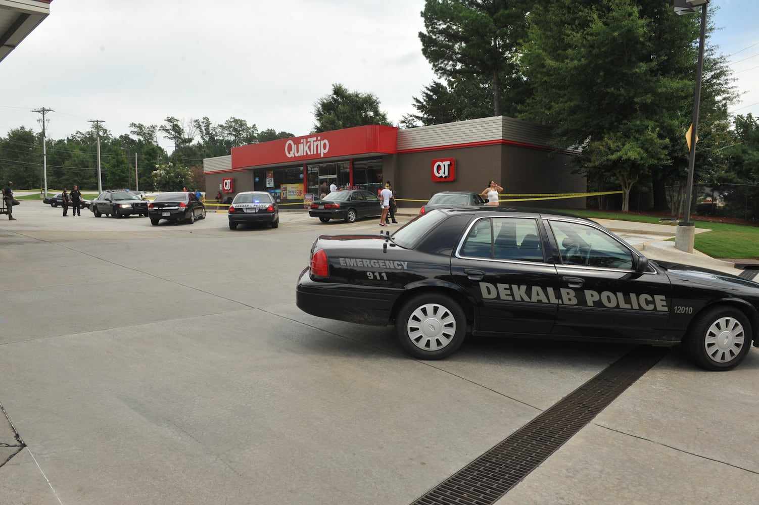 Man shot inside south DeKalb Quik Trip