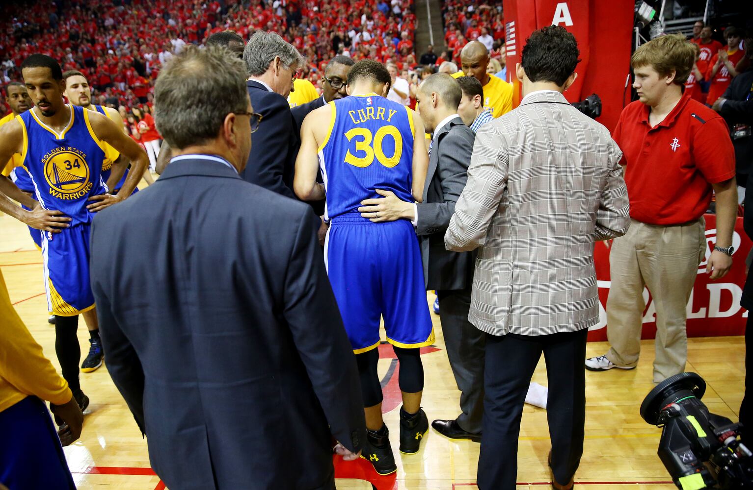 Stephen Curry suffers contusion in nasty fall