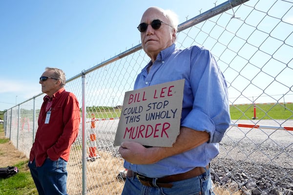 John Lozier, an anti-death penalty protester, holds a sign making reference to Gov. Bill Lee as he stands outside Riverbend Maximum Security Institution before the execution of Oscar Smith Thursday, May 22, 2025, in Nashville, Tenn. (AP Photo/Mark Humphrey)