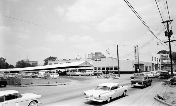North Avenue with the Varsity in the background in July 1958. N06-059_aa, Tracy O'Neal Photographic Collection, 1923-1975, Photographic Collection. Special Collections and Archives, Georgia State University Library.