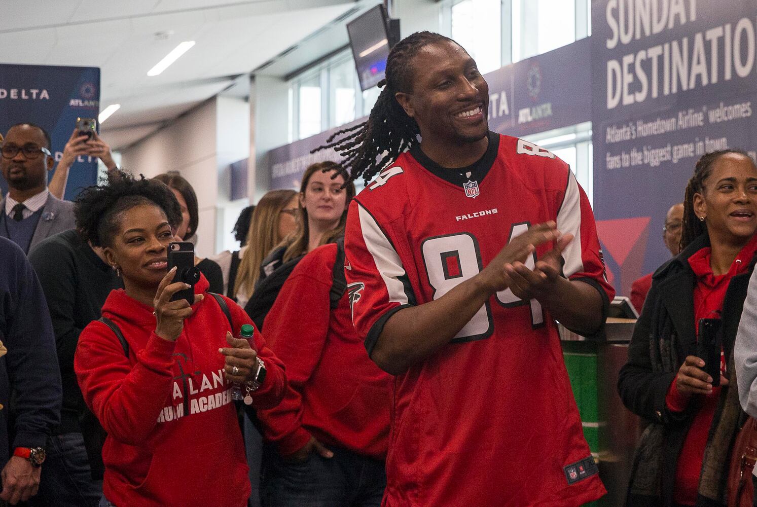 PHOTOS: Fans flock into Atlanta airport for Super bowl
