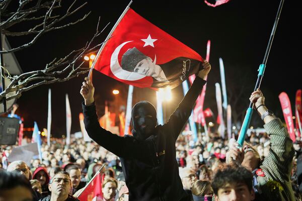 Protesters shout slogans during a protest after Istanbul's Mayor Ekrem Imamoglu was arrested and sent to prison, in Istanbul, Turkey, Tuesday, March 25, 2025. (AP Photo/Francisco Seco)