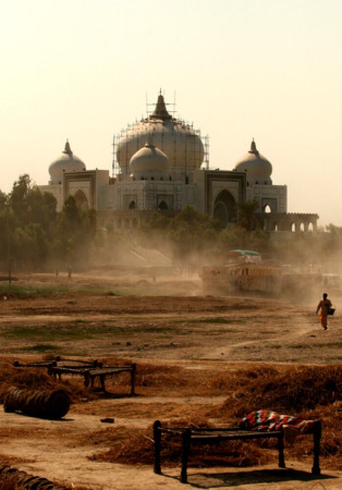 Pakistan mourns, buries Bhutto