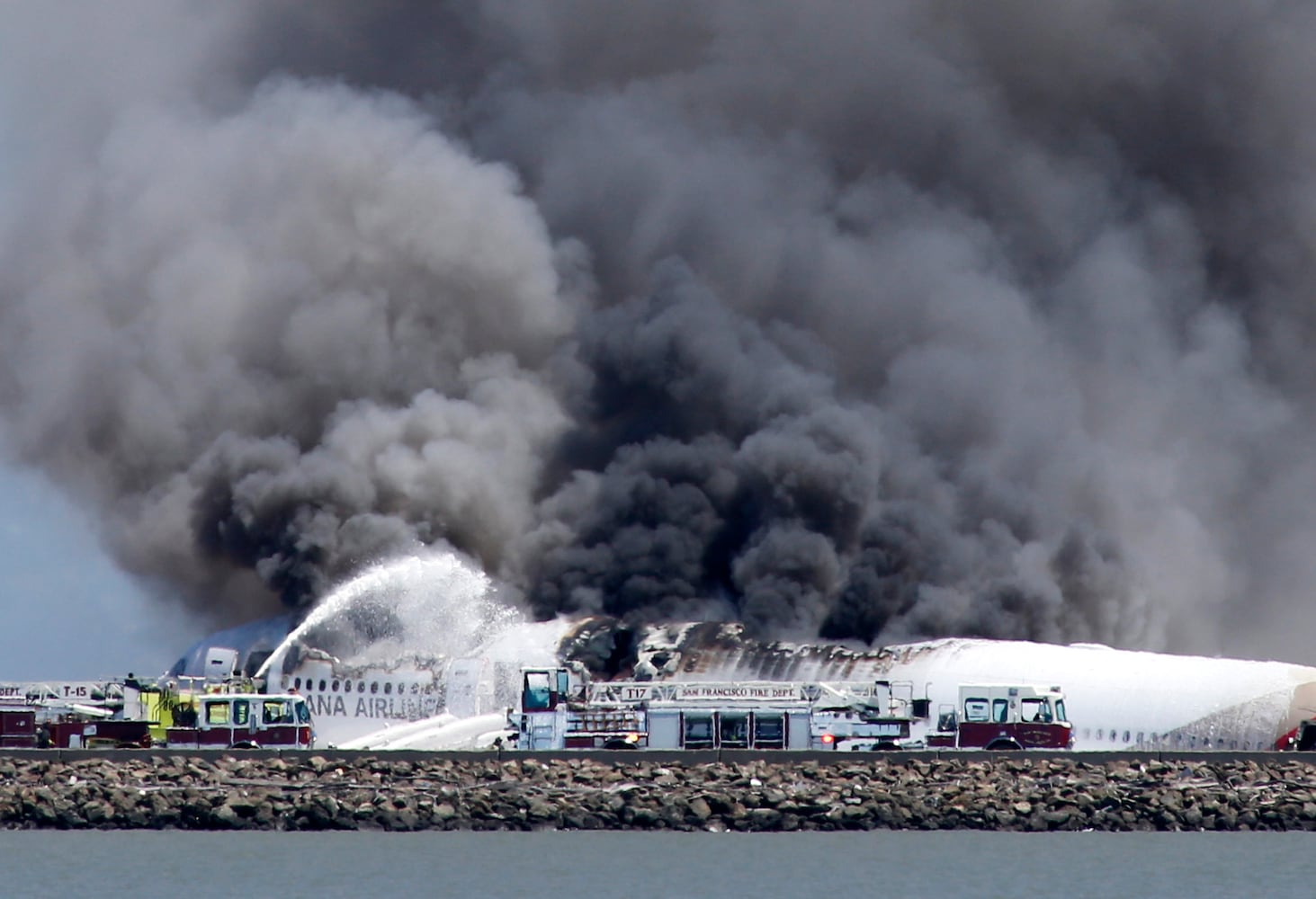 Boeing 777 crashes at San Francisco International