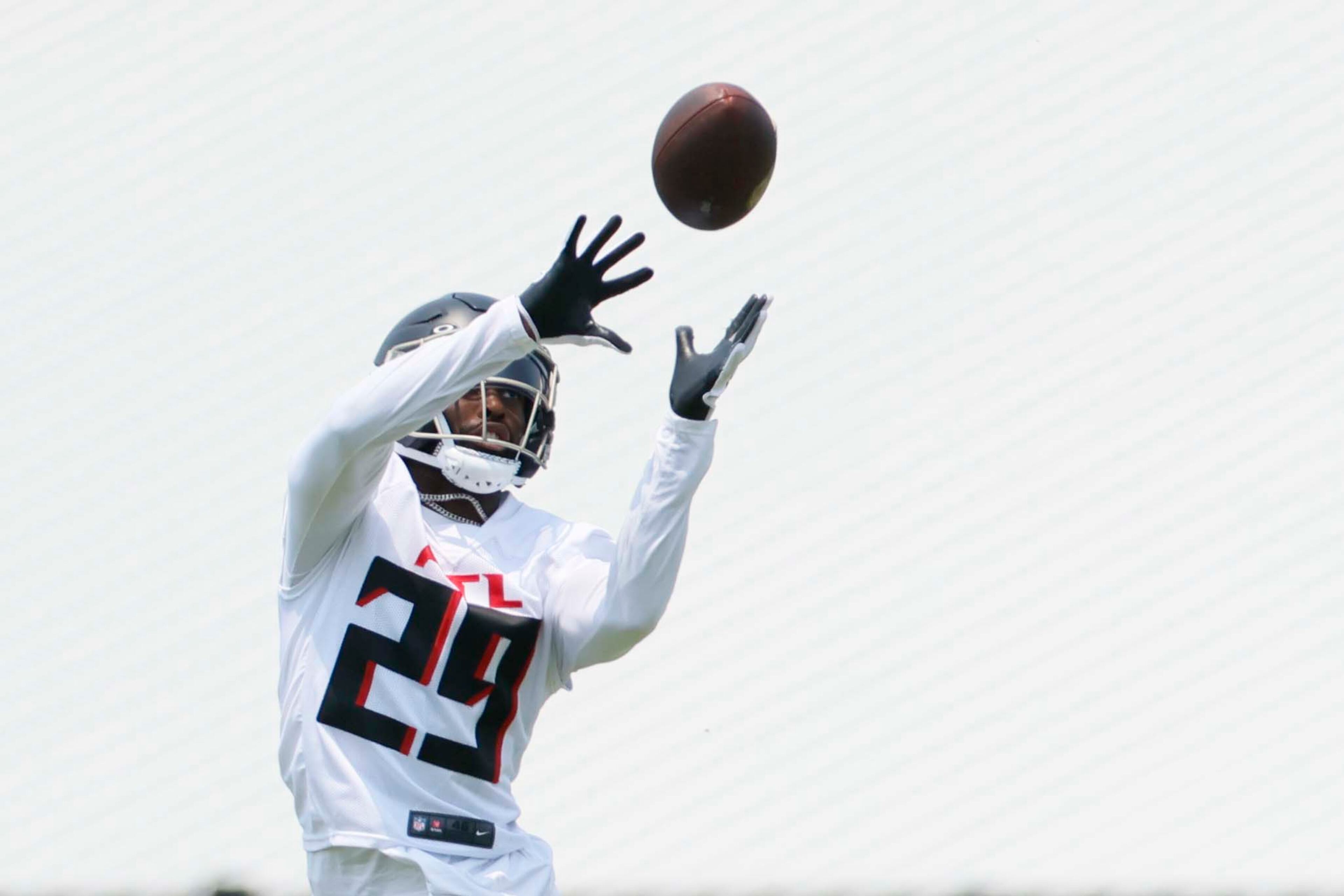 Atlanta Falcons safety Jordan Fuller works out at OTA No. 4 at the team's training facility. (Miguel Martinez/AJC)