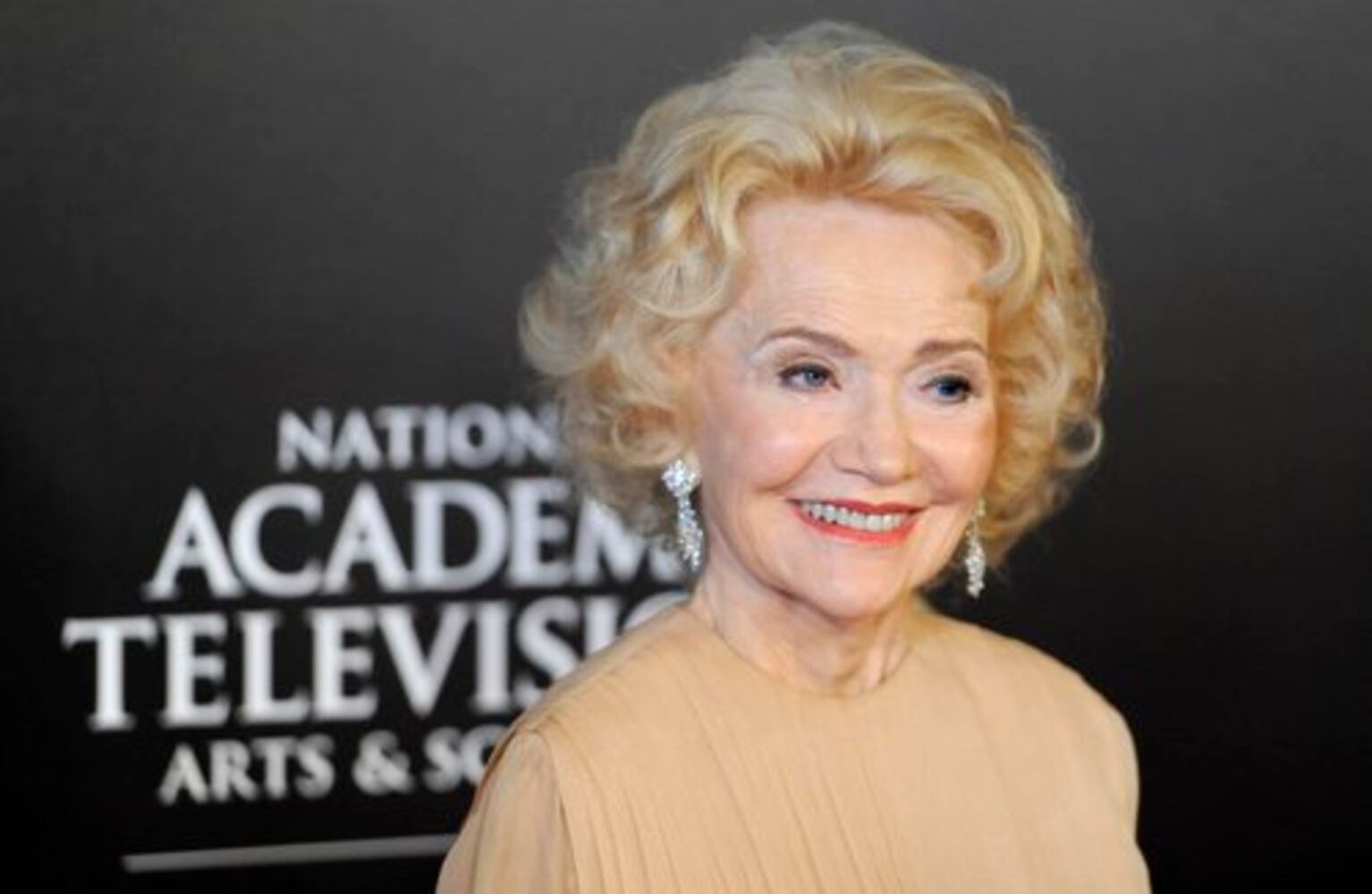 Daytime Emmys dazzle with glitz, glamour