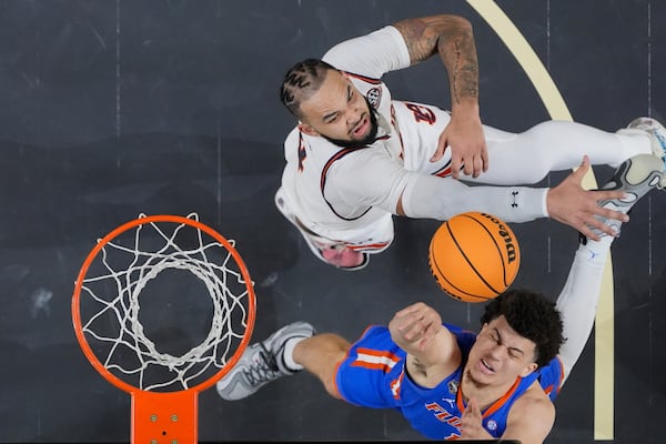 Florida's Walter Clayton Jr. (1) goes up for a shot as Auburn's Johni Broome defends during the second half in the national semifinals at the Final Four of the NCAA college basketball tournament, Saturday, April 5, 2025, in San Antonio. (AP Photo/Eric Gay)