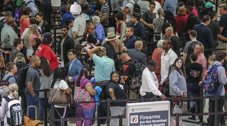 Memorial Day 2017 airport crowds at Hartsfield-Jackson. JOHN SPINK/JSPINK@AJC.COM
