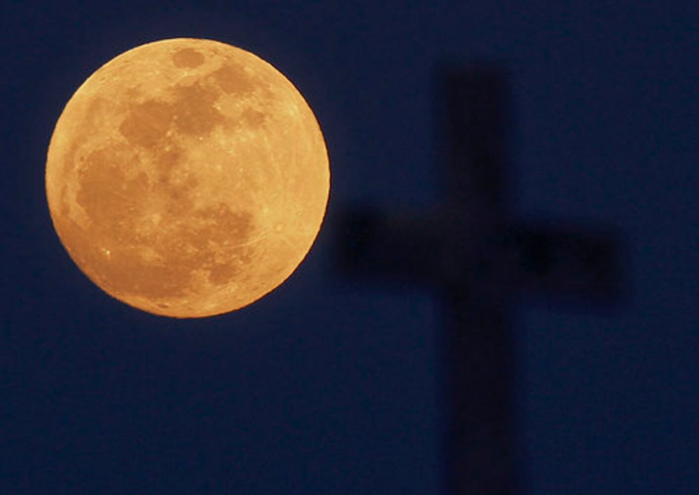Super moon' glows bright through world