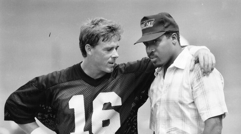 Archer (left) chats with former teammate William Andrews in 1987. Kenneth Walker / AJC