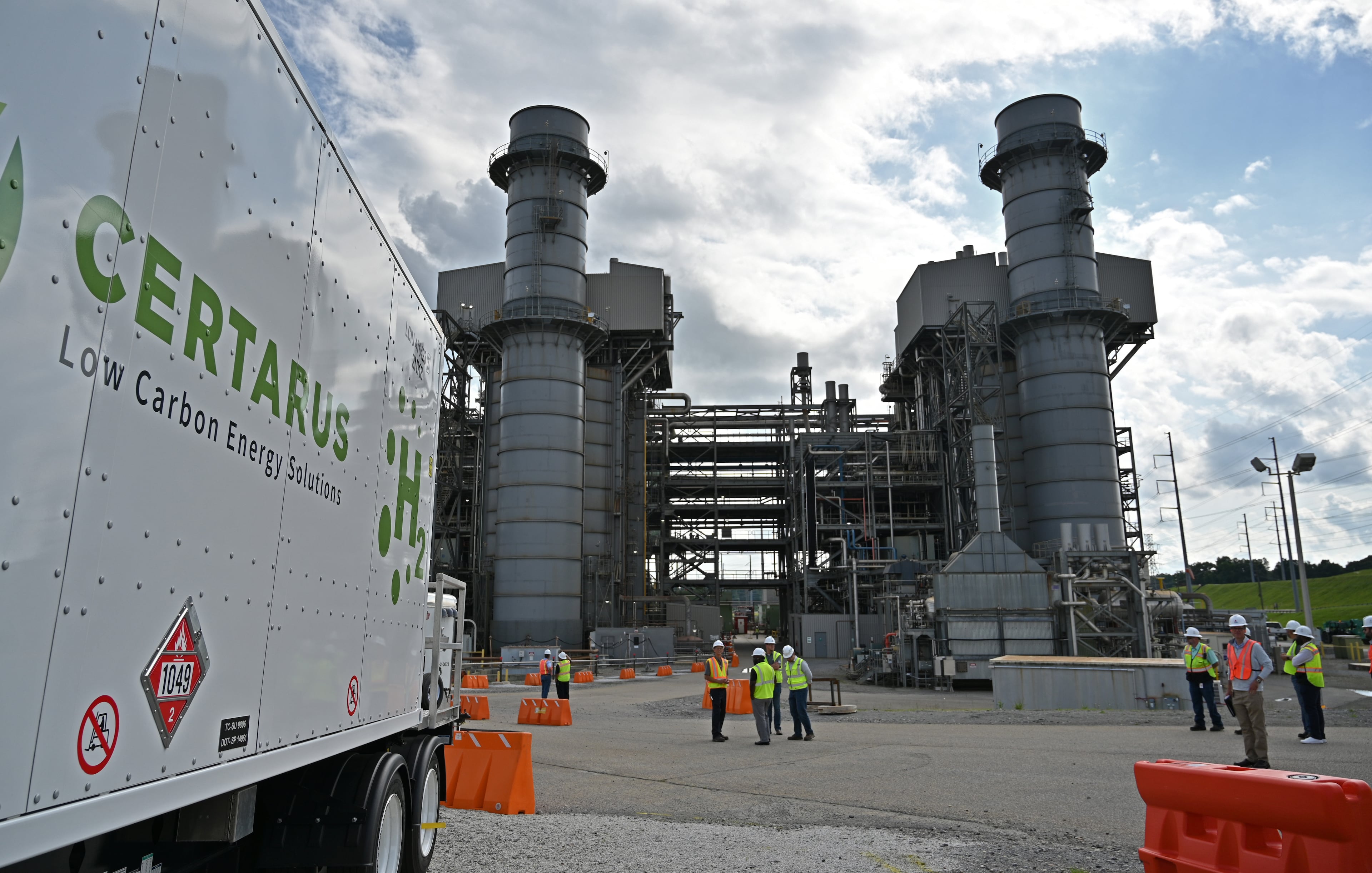 Georgia Power said it test burning a 50-50 .ixture of hydrogen and natural gas Monday. Here, in 2022, it successfully burned a blend of 20% hydrogen and 80% natural gas. (Hyosub Shin/AJC)