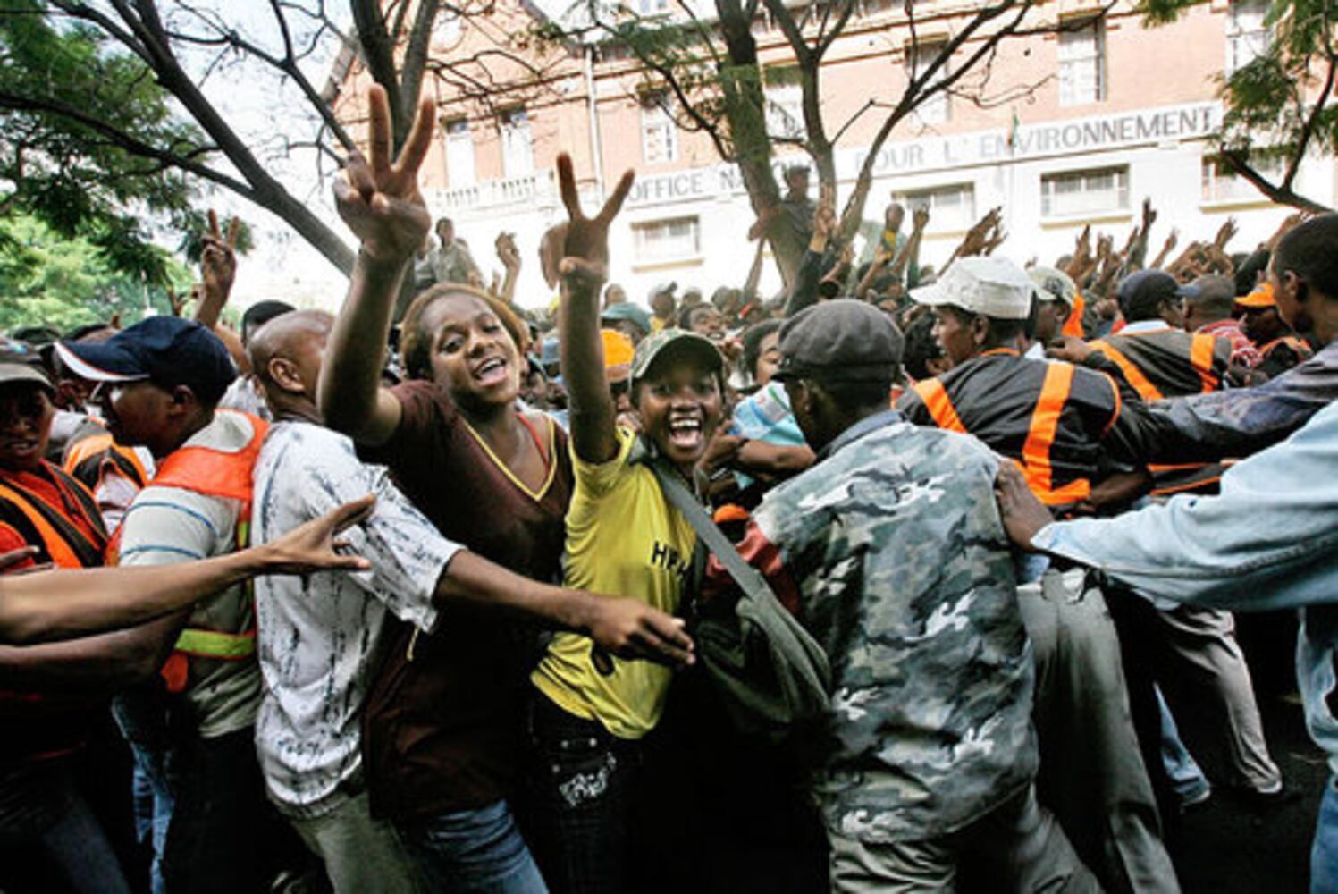 Madagascar dissolves government