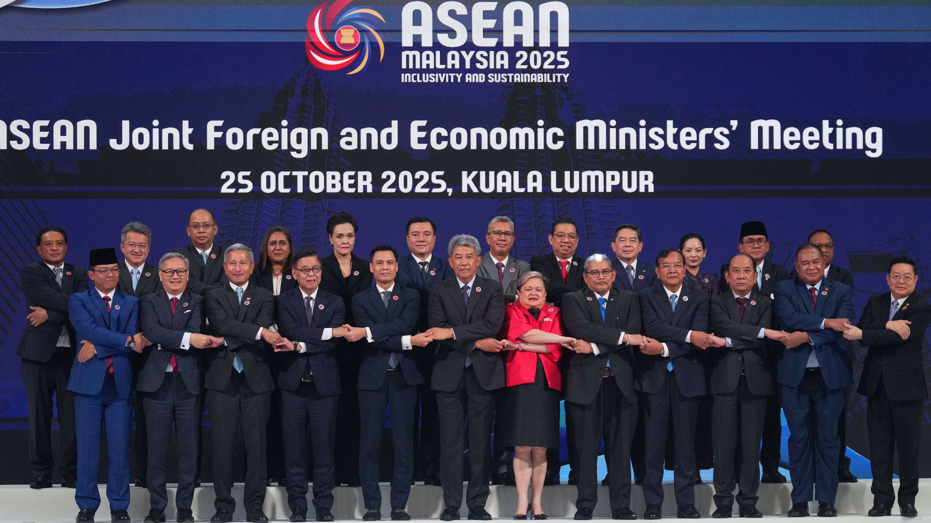Foreign ministers and economic ministers of ASEAN member countries pose for a group photo during the ASEAN Joint Foreign and Economic Ministers' Meeting in Kuala Lumpur, Malaysia, on Saturday, Oct. 25, 2025. (AP Photo/Rafiq Maqbool)