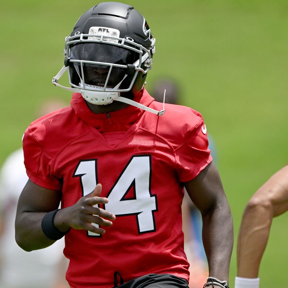 Atlanta Falcons wide receiver Olamide Zaccheaus warms up during an OTA workout at the training facility on Wednesday, May 27, 2026, in Flowery Branch. (Hyosub Shin/AJC)