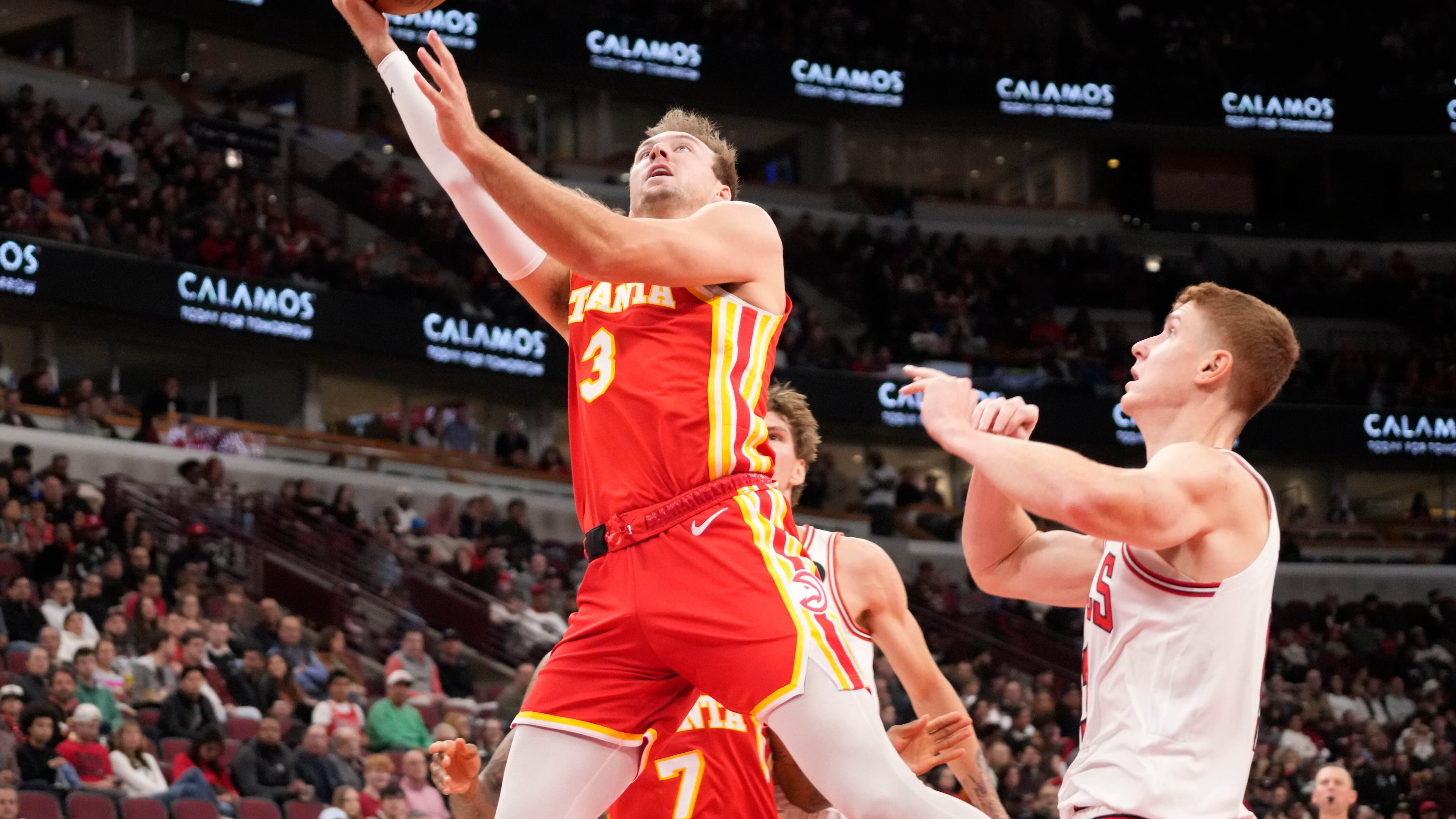 Chicago Bulls guard Kevin Huerter (right) defends Atlanta Hawks guard Luke Kennard during Monday's game in Chicago. (David Banks/AP)