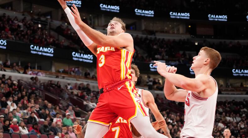 Chicago Bulls guard Kevin Huerter (right) defends Atlanta Hawks guard Luke Kennard during Monday's game in Chicago. (David Banks/AP)